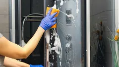 Kabina prysznicowa jak nowa – bez smug i zacieków. Czym przetrzeć ją raz, by lśniła?