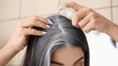 Czym pokryć siwe włosy, gdy farba nie działa: 6 sprawdzonych domowych, naturalnych barwników