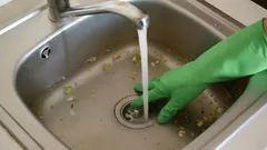 Jedna tabletka i gorąca woda – korek znika, jakby nigdy go nie było. Praktyczna rada hydraulika