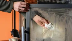 Wymieszaj ten domowy środek z wodą i przetrzyj kominek: sadza zniknie w mgnieniu oka