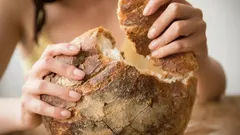 Jak przywrócić pieczywu miękkość w 10 sekund: sposób, który działa nawet na „kamienny” chleb