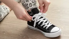 Zdejmujesz buty bez rozwiązywania sznurówek? Psychologowie ujawnili, co to mówi o osobowości